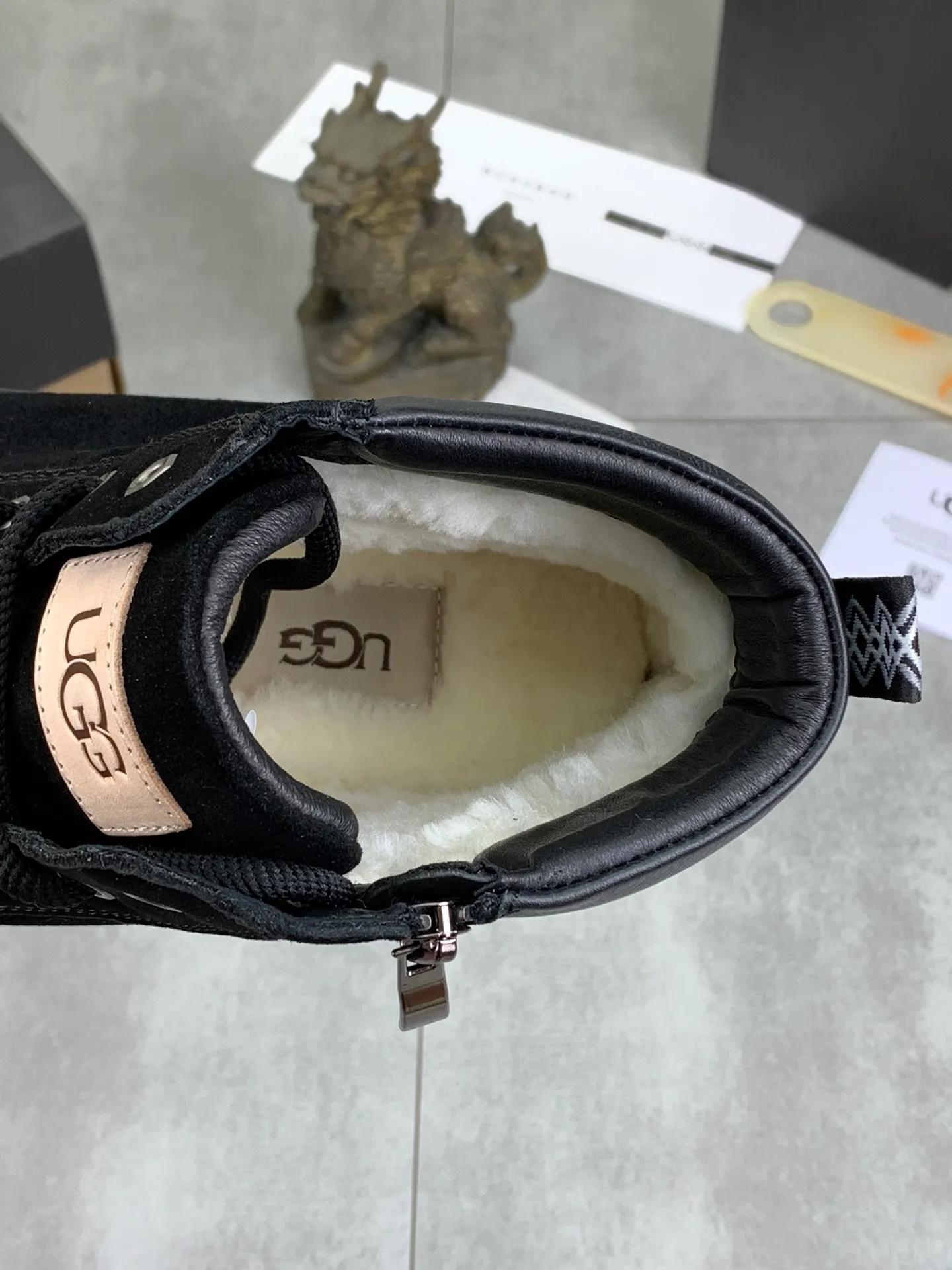 Men's Men's Shoes P620 [New Style] 💰 🆘 "Real Wool" [UGG] 👉 Popular men's shoes official website synchronization 🔰 Genuine quality [proud] is not comparable to the imitations in the general market 🌀 The upper is imported Italian frosted cowhide, and the lining: foot pad 🅰️ grade 🐑 real wool 👻 Only Grade A can show the effect The hand feels smooth and delicate 🔱The shoe shape is grand, only genuine factories can do it 🎄The perfect toughness of the original outsole 👻⬛️ can allow customers to say goodbye to one-time consumption. Real wool lining, super warm. Available in black or brown. Size: 38-44